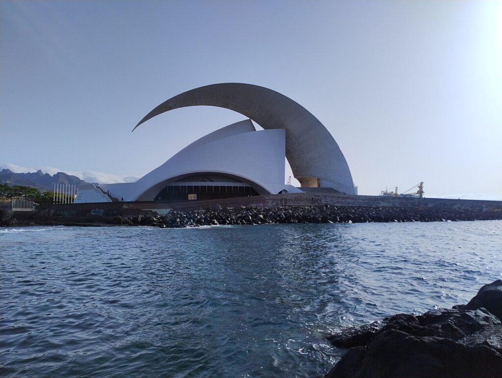 Auditorio de Tenerife Adán Martín junto al océano, Santa Cruz